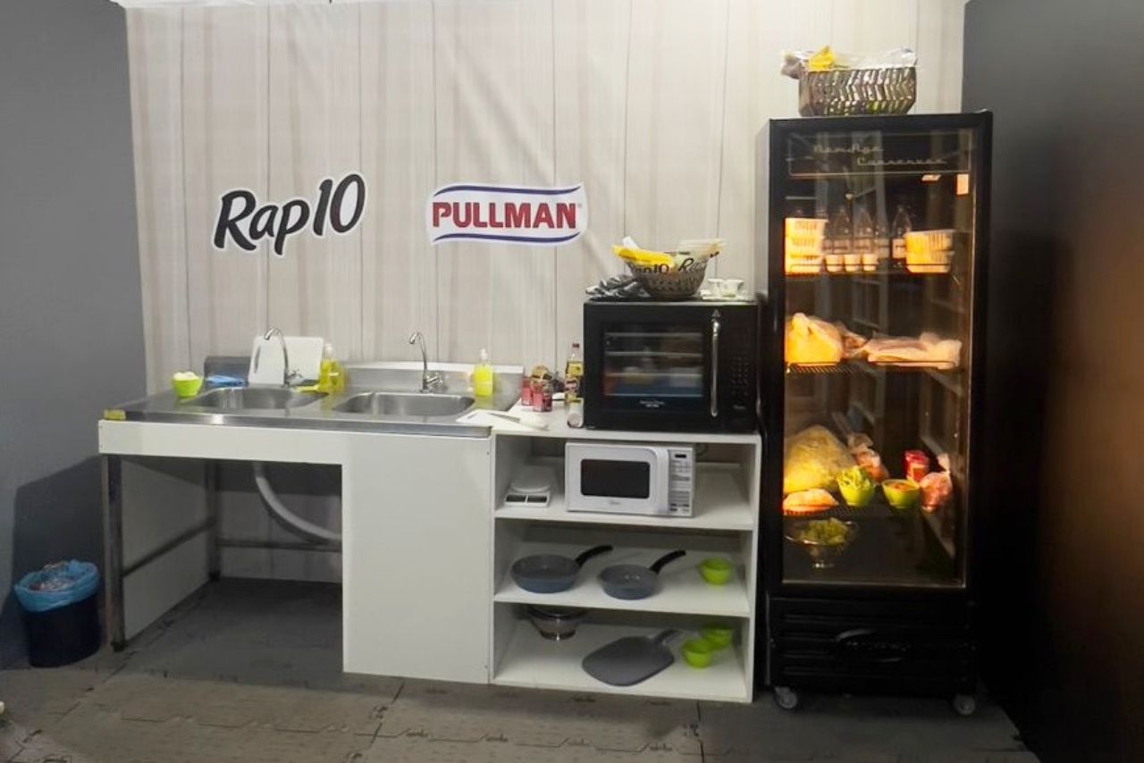 Uma cozinha com uma placa que diz rapio pullman
