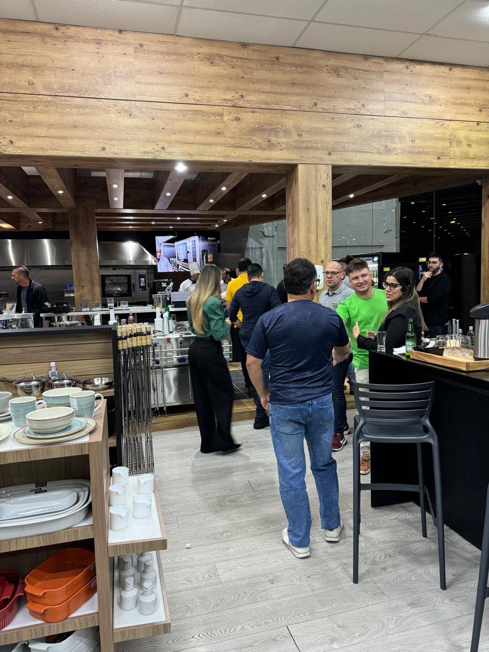 Um grupo de pessoas está em um restaurante conversando entre si.