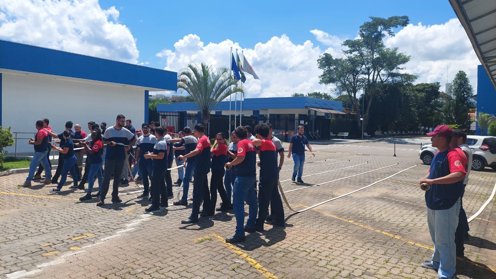 Um grupo de pessoas está parado em frente a um prédio.