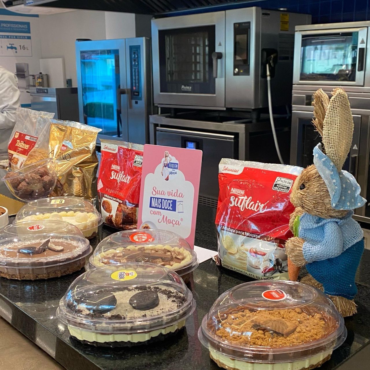 Um monte de bolos e um coelho de pelúcia em uma mesa