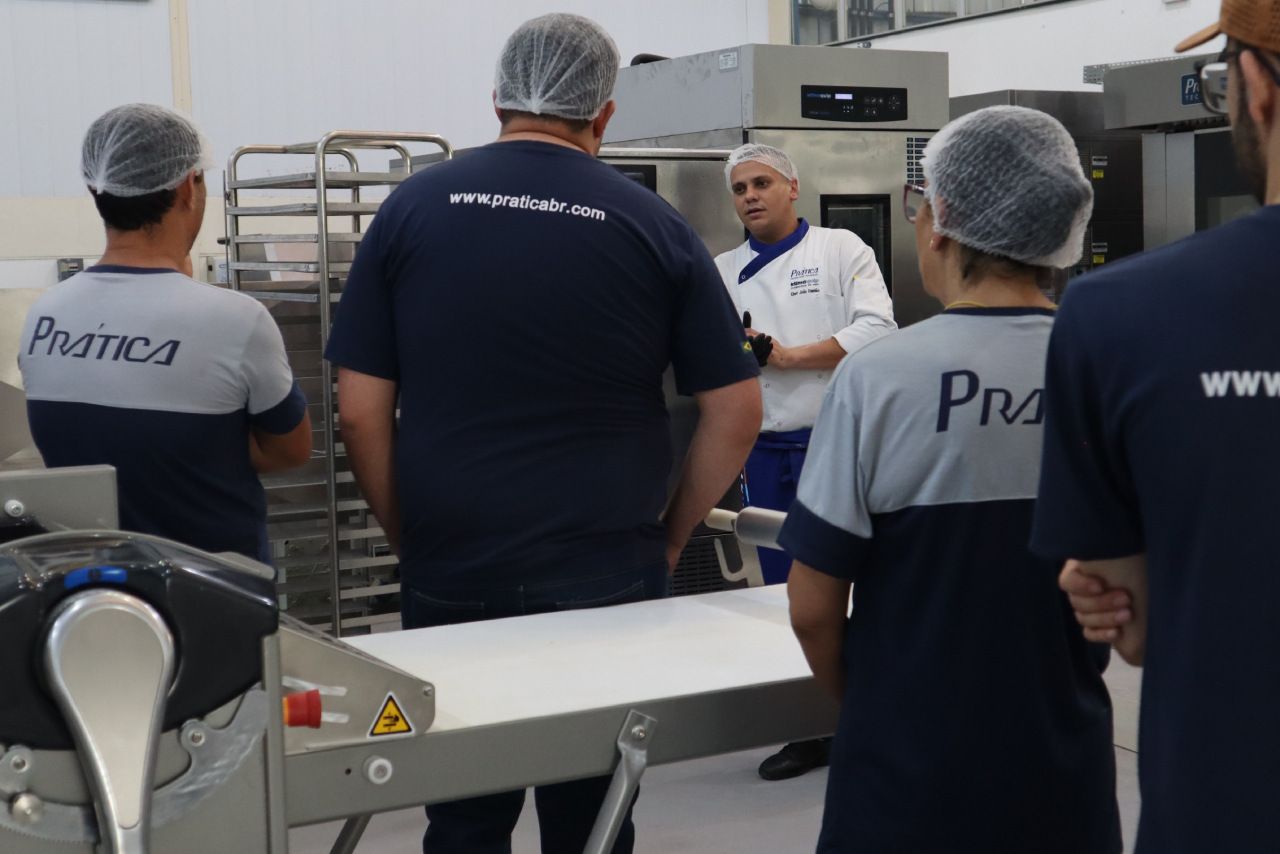 Um grupo de pessoas vestindo camisetas que dizem pratica