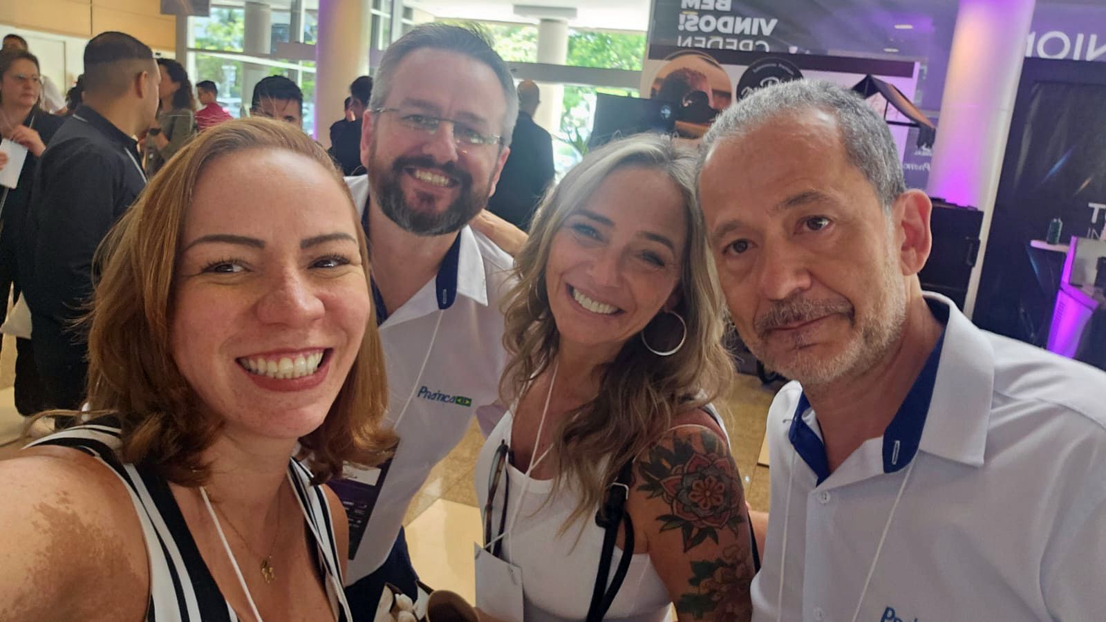 Um grupo de pessoas está posando para uma foto juntos.