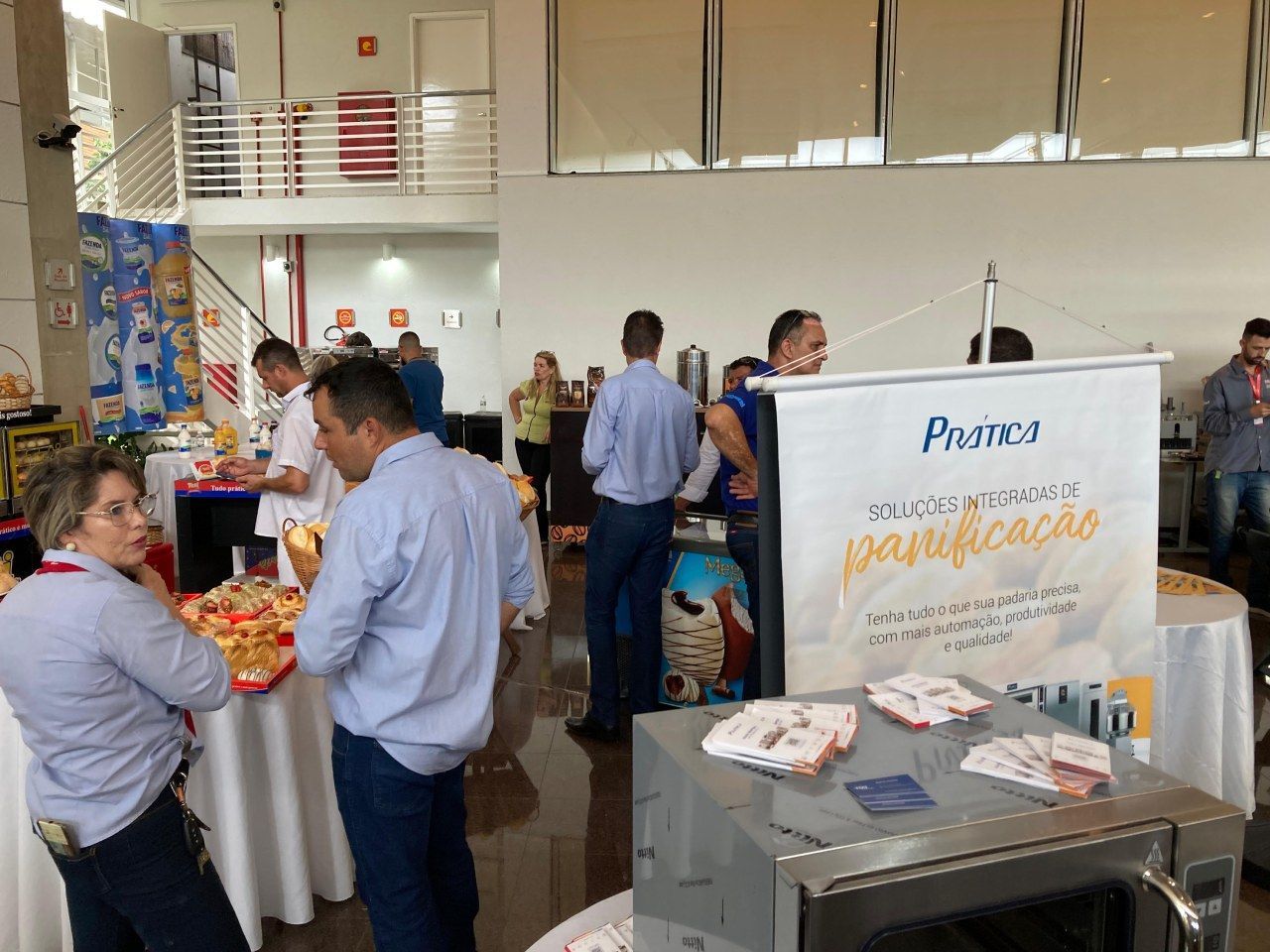 Um grupo de pessoas está em volta de uma mesa em uma sala.