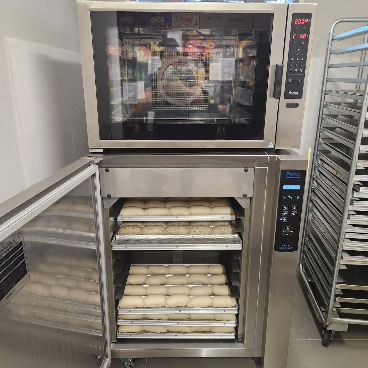 Um forno de aço inoxidável com a porta aberta cheio de pão