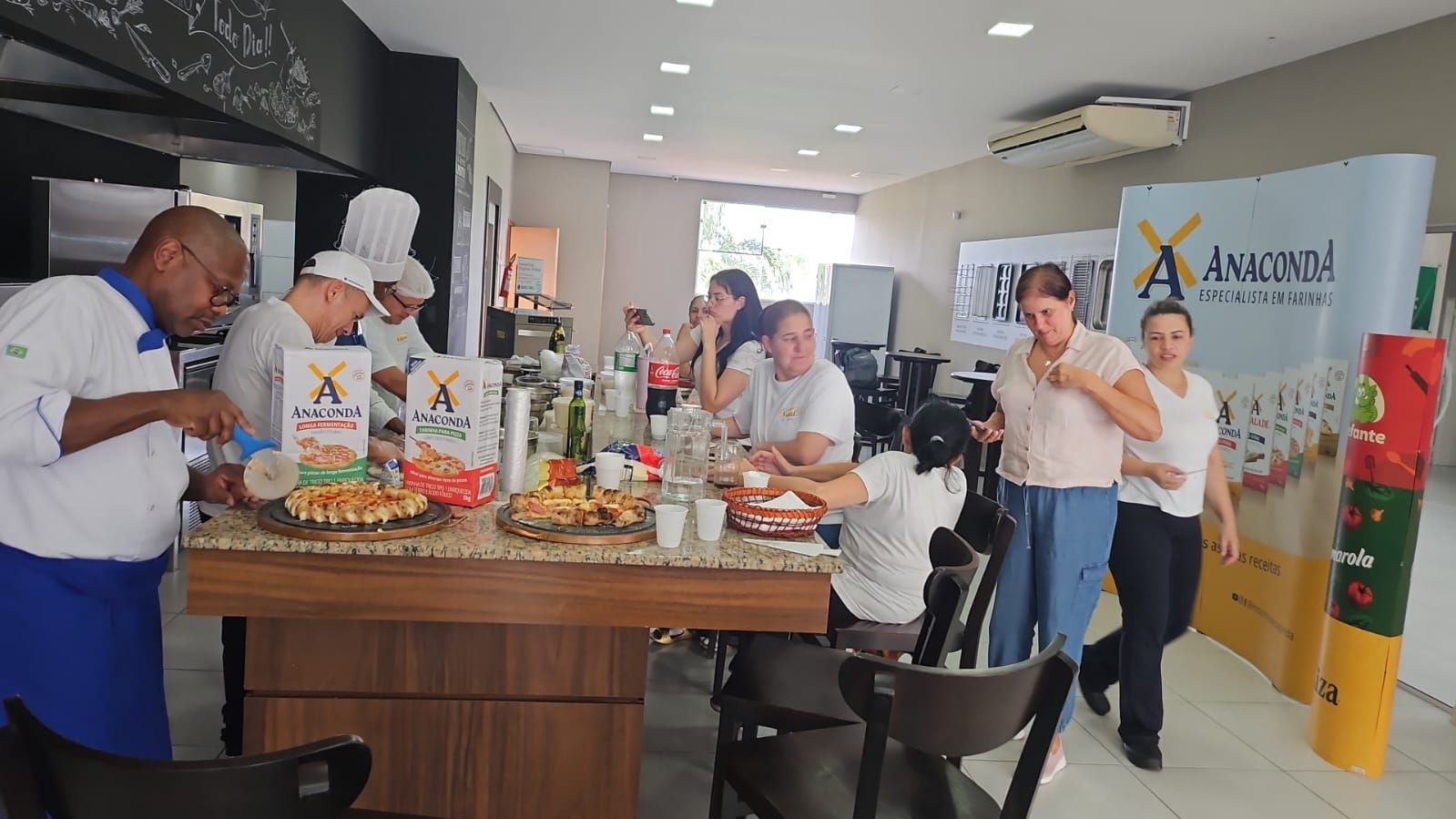 Um grupo de pessoas está sentado à mesa em um restaurante.