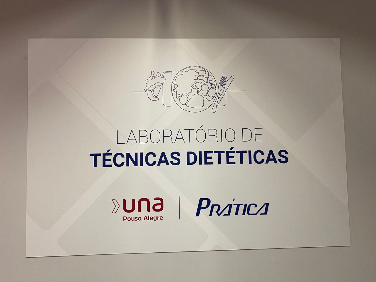 Uma placa que diz laboratório de técnicas dietéticas