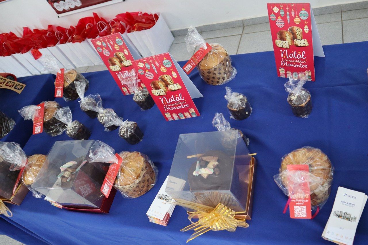 Uma mesa com um monte de bolos e uma placa que diz natal