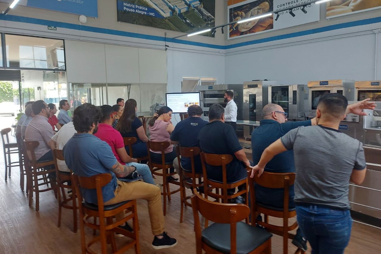 Um grupo de pessoas está sentado em cadeiras em uma sala.
