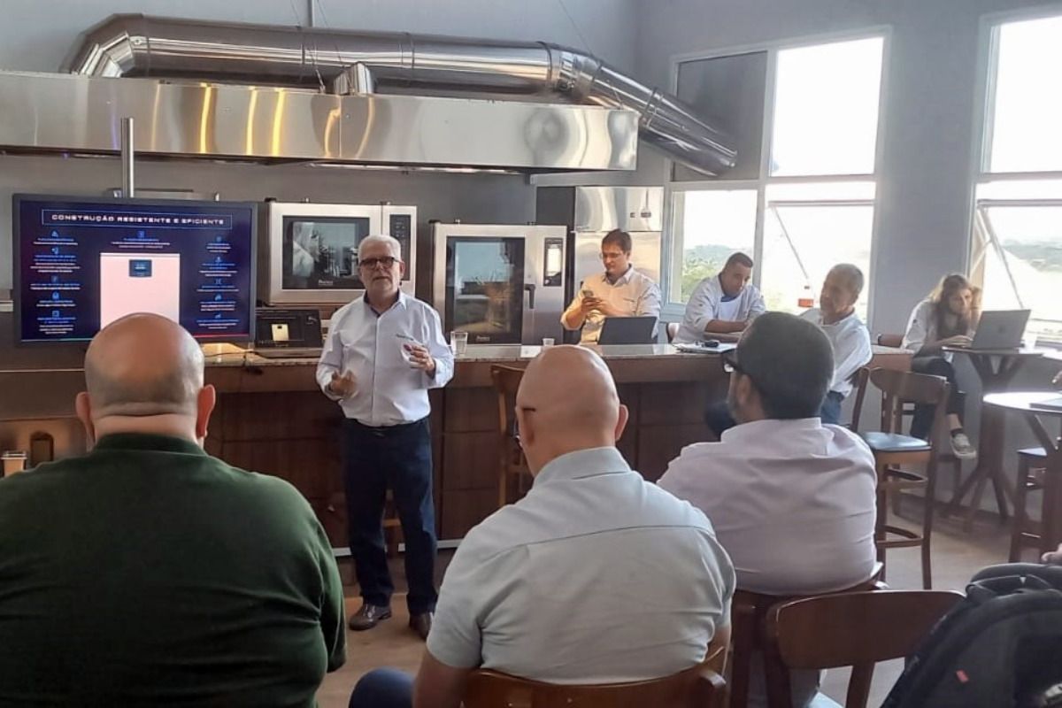 Um homem está fazendo uma apresentação para um grupo de pessoas