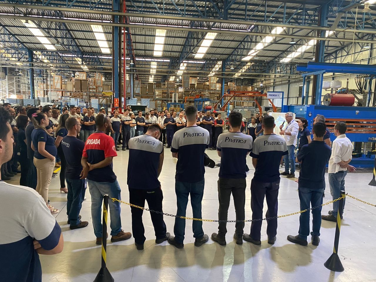 Um grupo de pessoas está em um grande armazém.