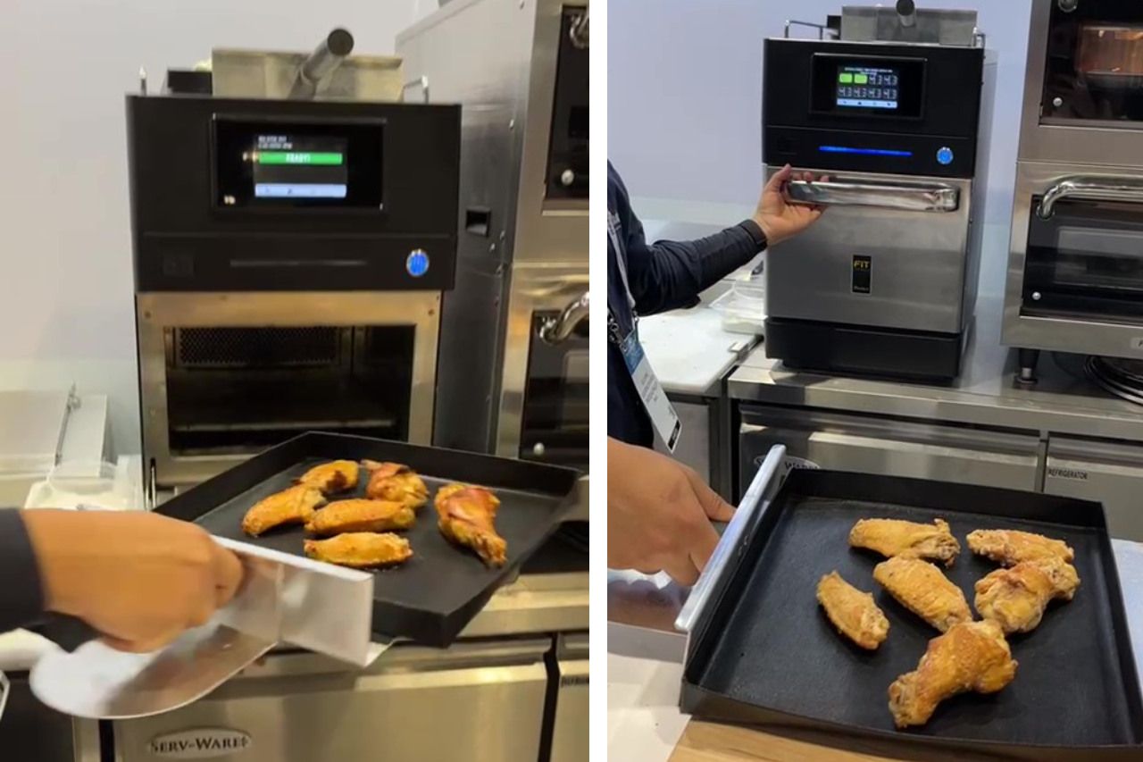 Uma pessoa está cozinhando asas de frango no forno.