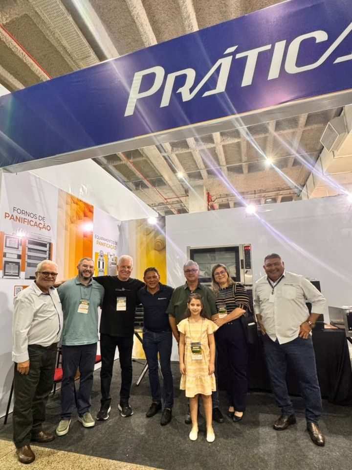 Grupo de pessoas em frente a um estande da 