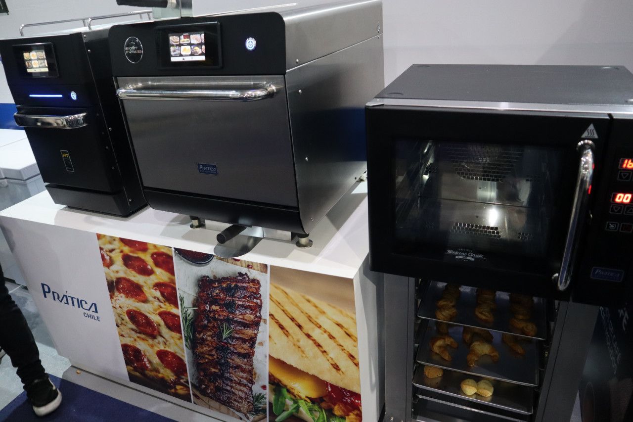 Um grupo de fornos estão em cima de uma mesa.