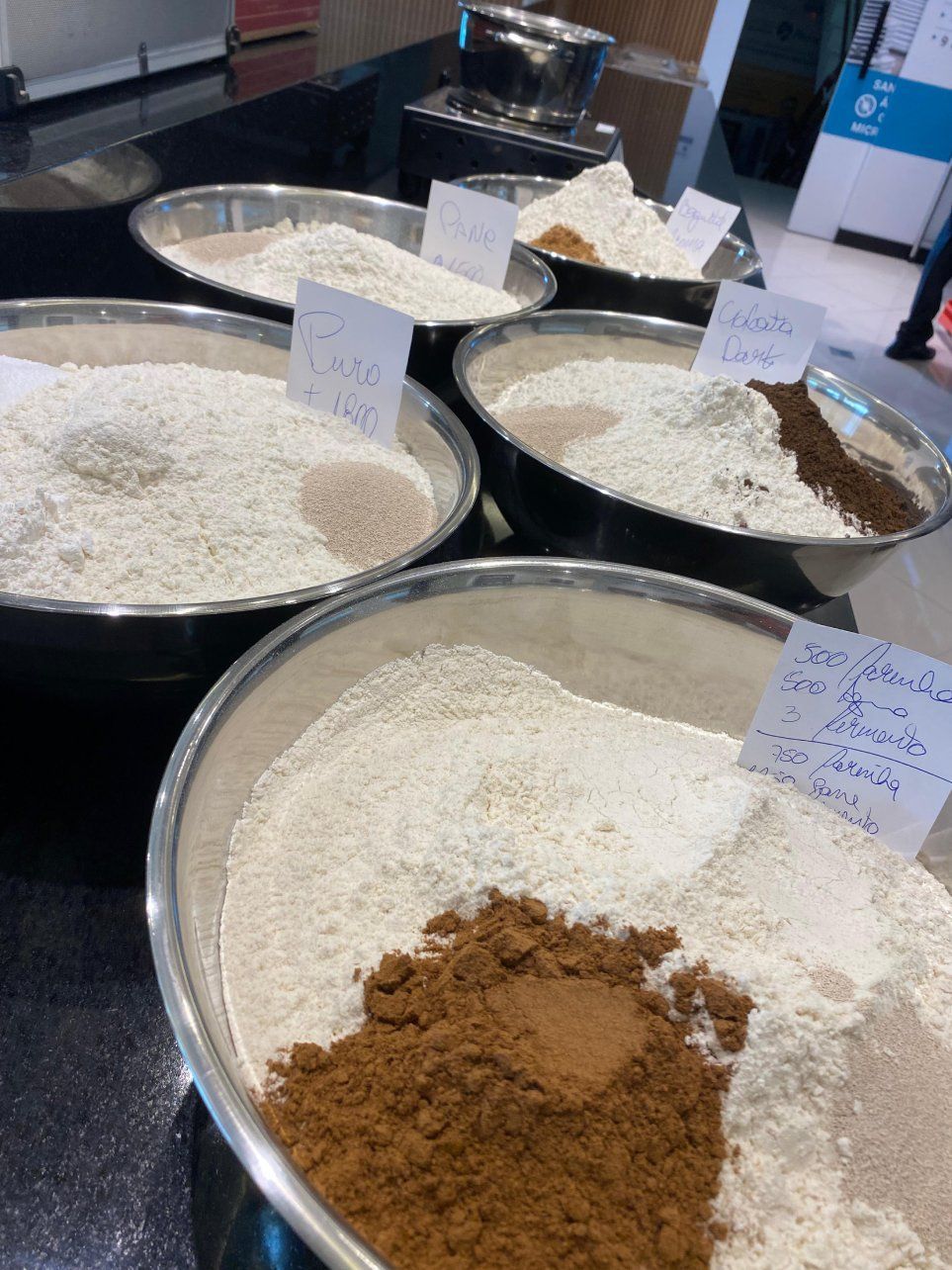 Há muitos tipos diferentes de farinha nas tigelas.