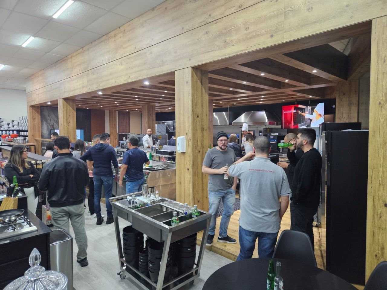 Um grupo de pessoas está em um restaurante conversando entre si.