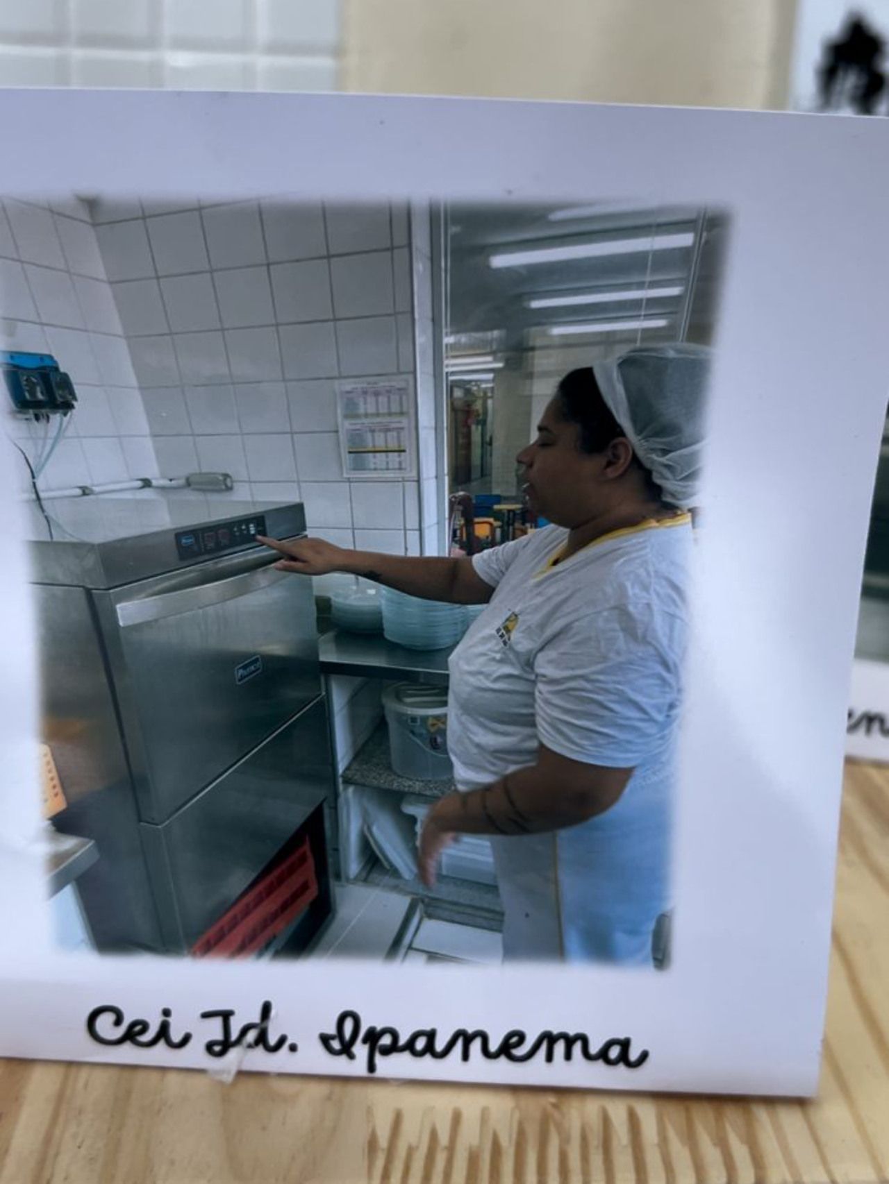 Uma foto de uma mulher em uma cozinha com o nome cei jd panema nela