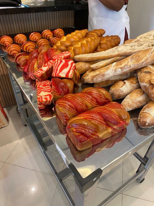 Uma padaria com muito pão na mesa