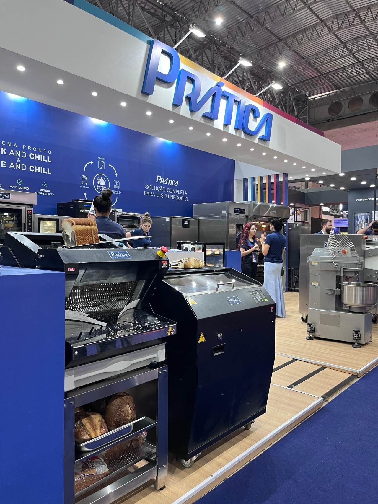 Uma padaria com uma placa que diz pratica