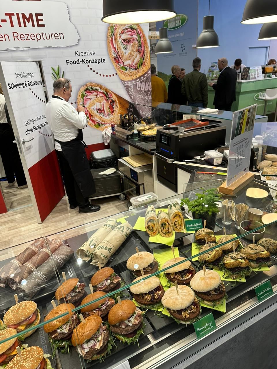 Uma vitrine repleta de uma variedade de hambúrgueres e sanduíches.