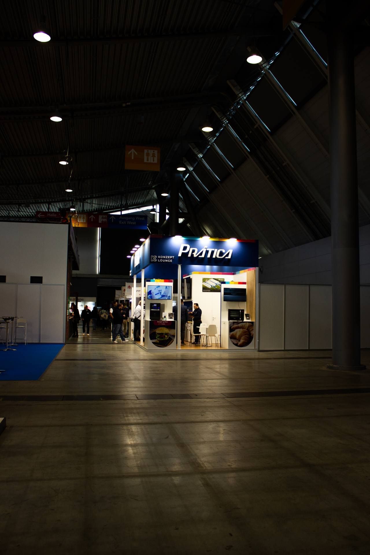 Um quarto escuro com uma placa azul que diz