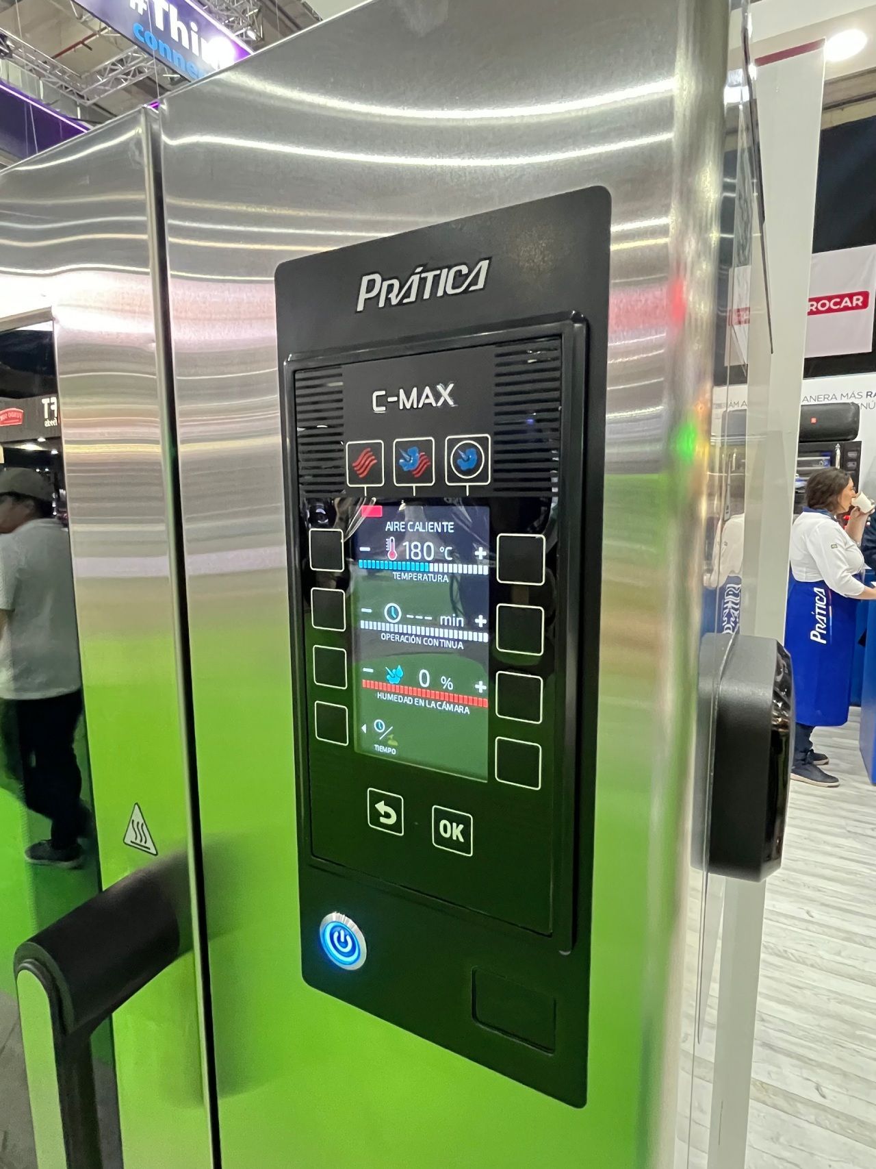 Forno comercial com painel de controle com tela sensível ao toque, rotulado