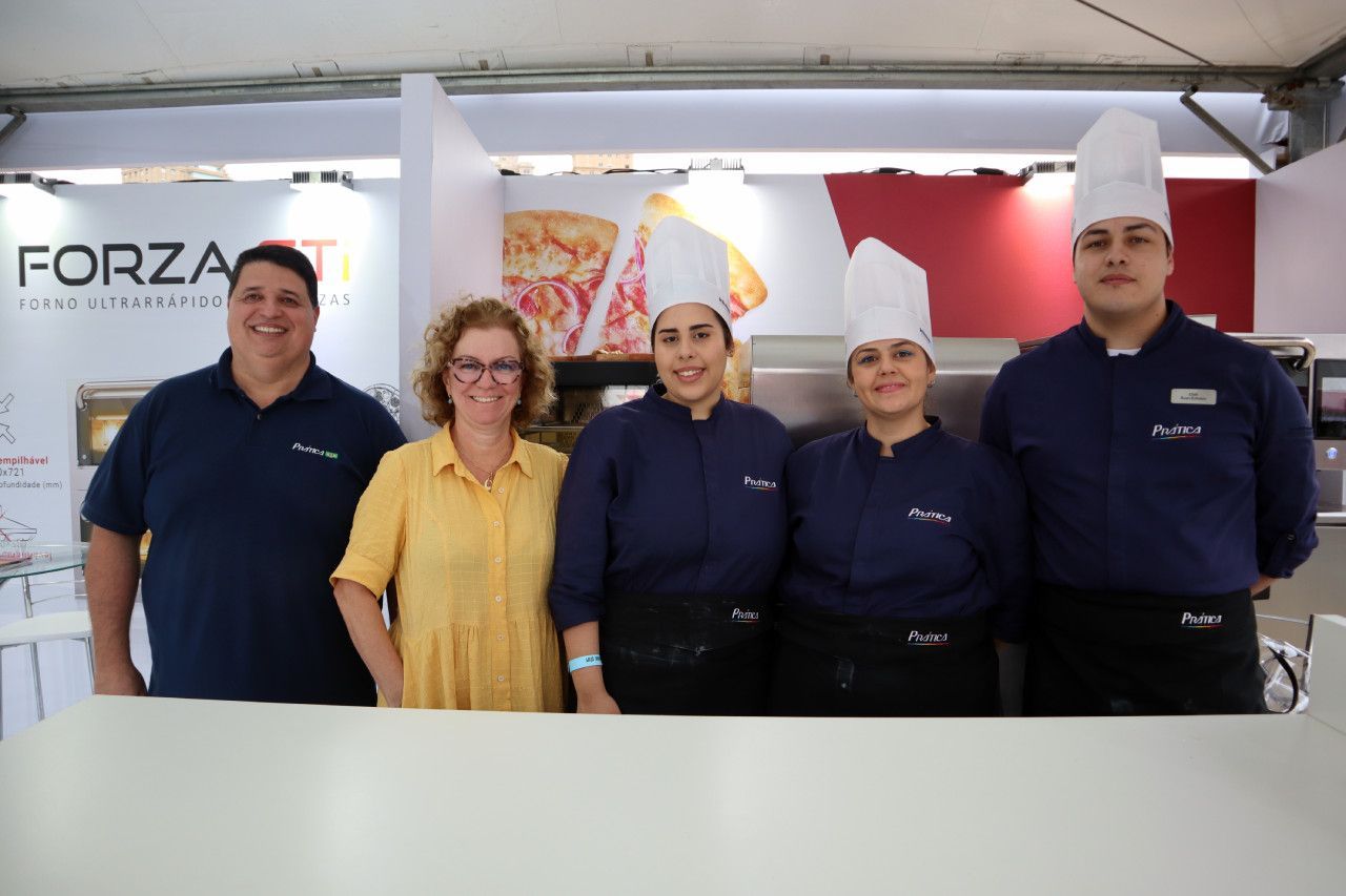 Um grupo de pessoas em frente a uma placa que diz forza