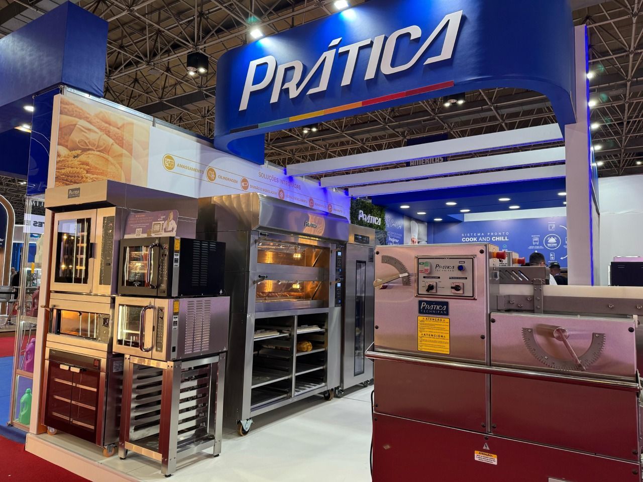 Uma padaria com uma placa que diz pratica