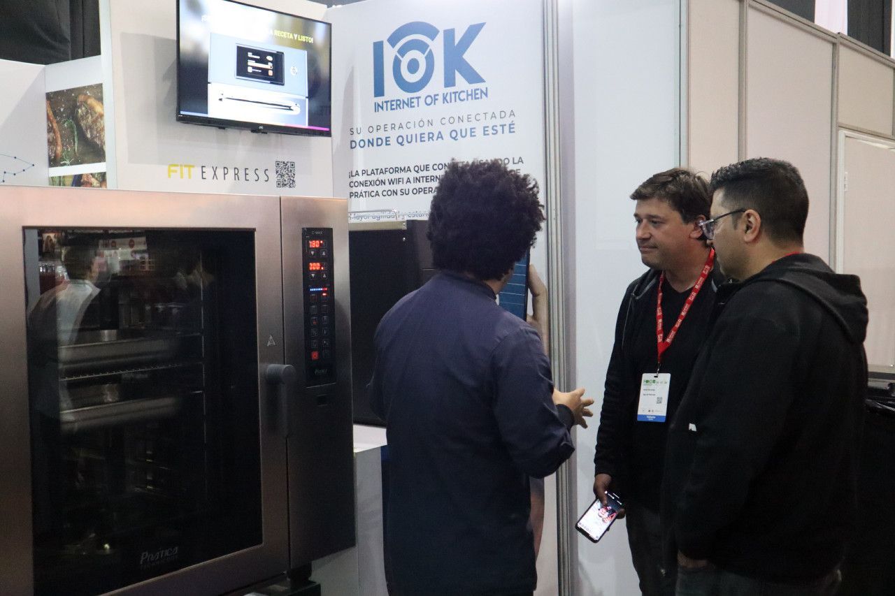 Um grupo de homens está parado em frente a uma placa que diz