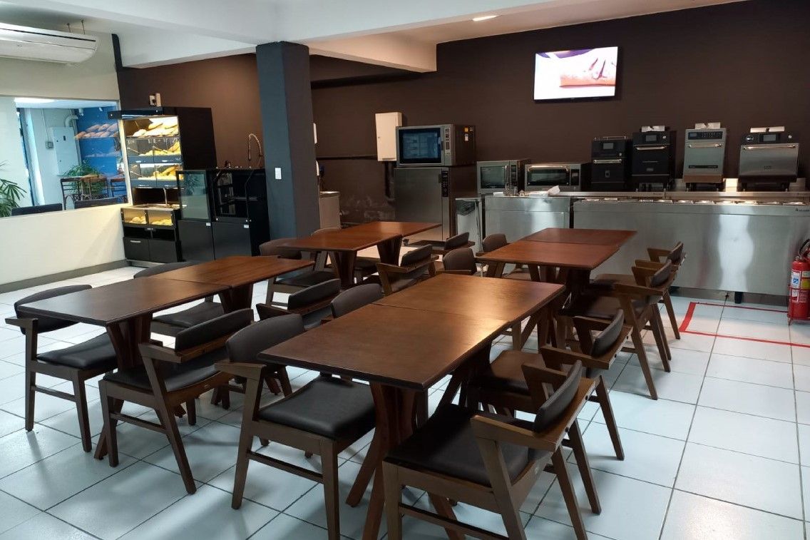 Um restaurante com muitas mesas e cadeiras
