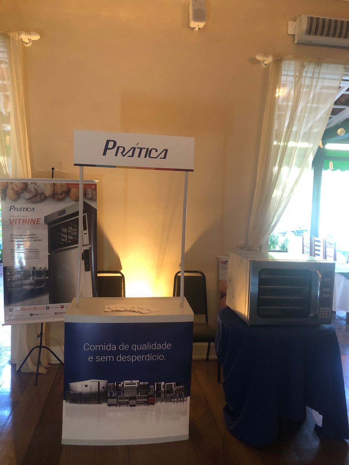 Uma mesa com uma placa que diz pivtica nela