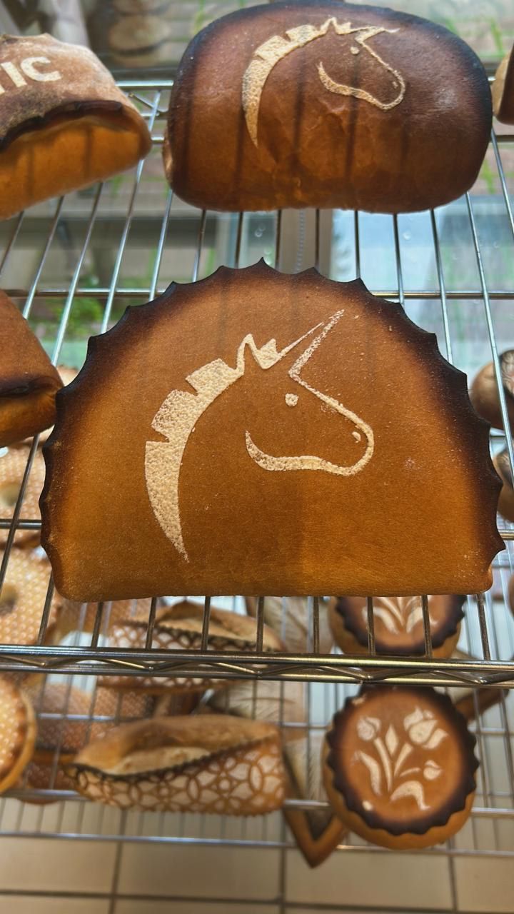 Um pão com a imagem de um unicórnio