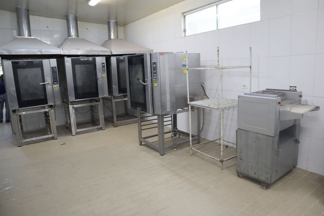 Uma cozinha com muitos eletrodomésticos de aço inoxidável.