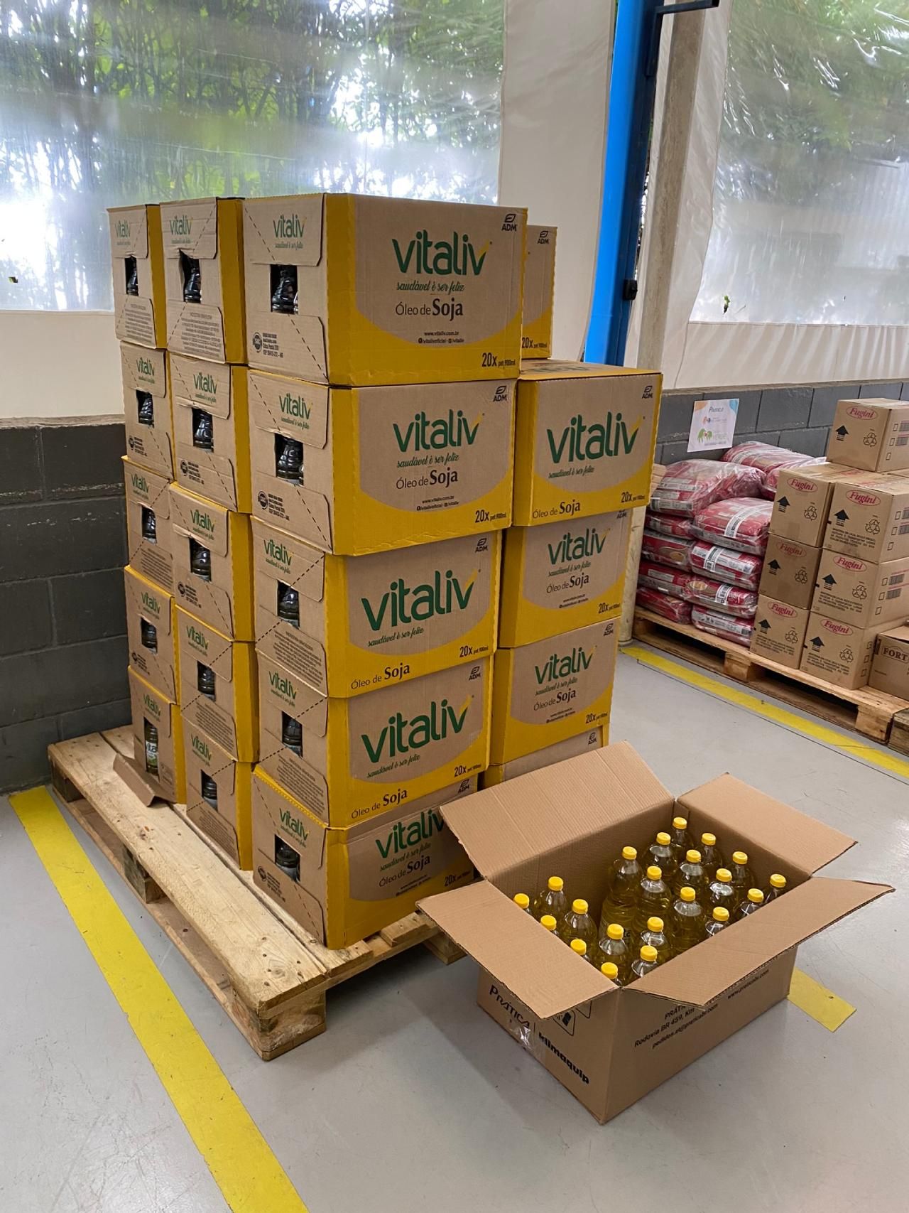 Um palete de caixas empilhadas umas sobre as outras em um armazém.