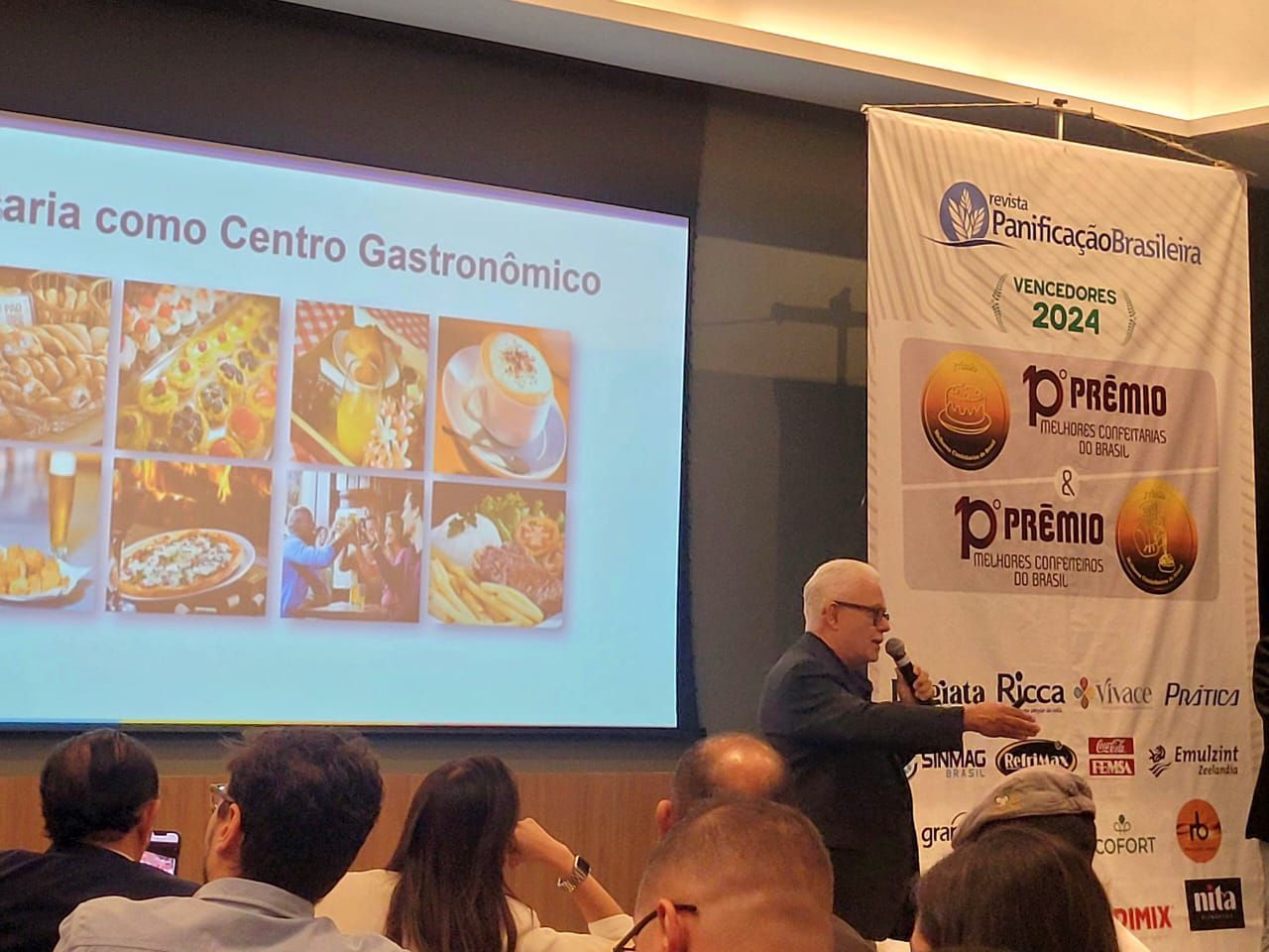 Um homem está fazendo uma apresentação para um grupo de pessoas