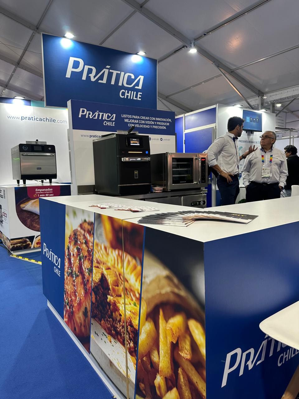 Um homem está atrás de um balcão com uma placa que diz pratica chile