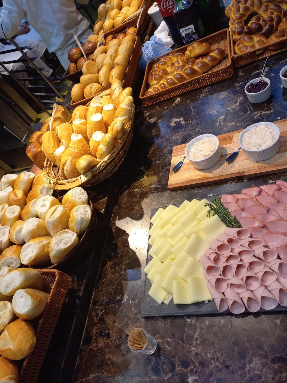 Uma mesa coberta com uma variedade de pães e queijos