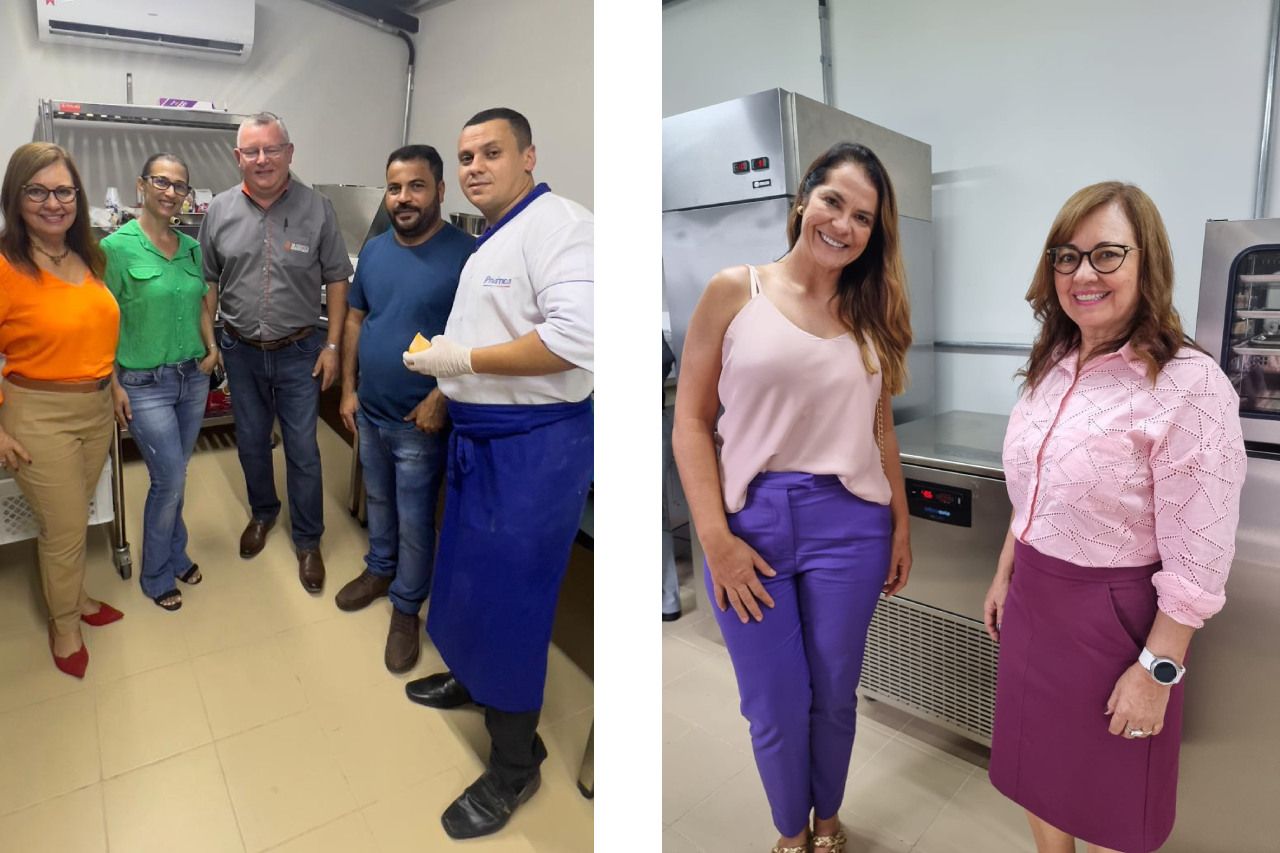 Um grupo de pessoas em pé, uma ao lado da outra, em uma cozinha.