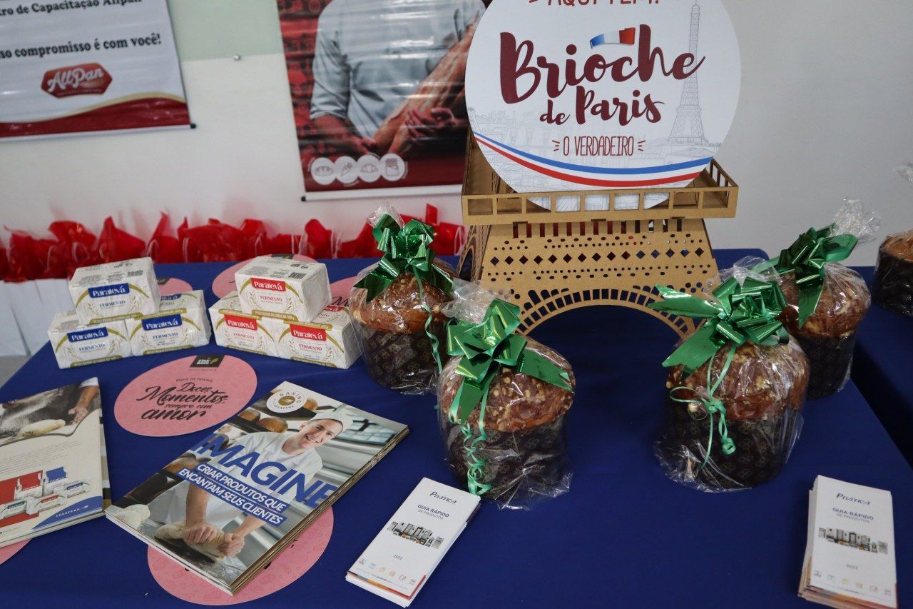 Uma mesa com uma placa que diz brioche de paris