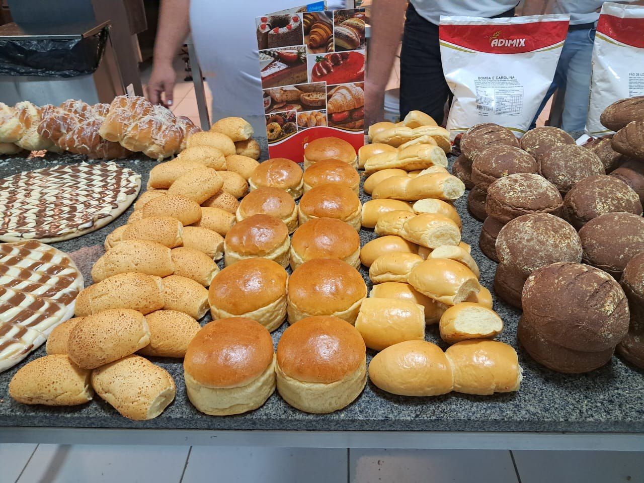 Vários tipos diferentes de pão estão sobre uma mesa