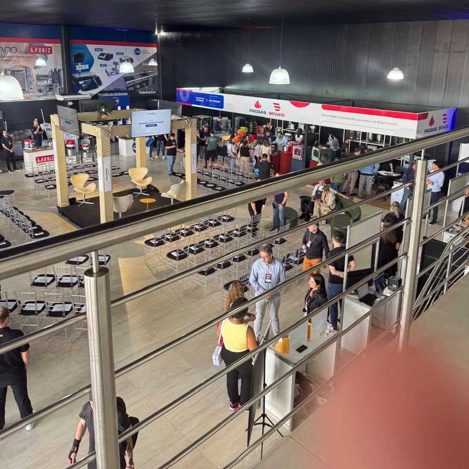 Um grupo de pessoas está reunido em uma sala grande