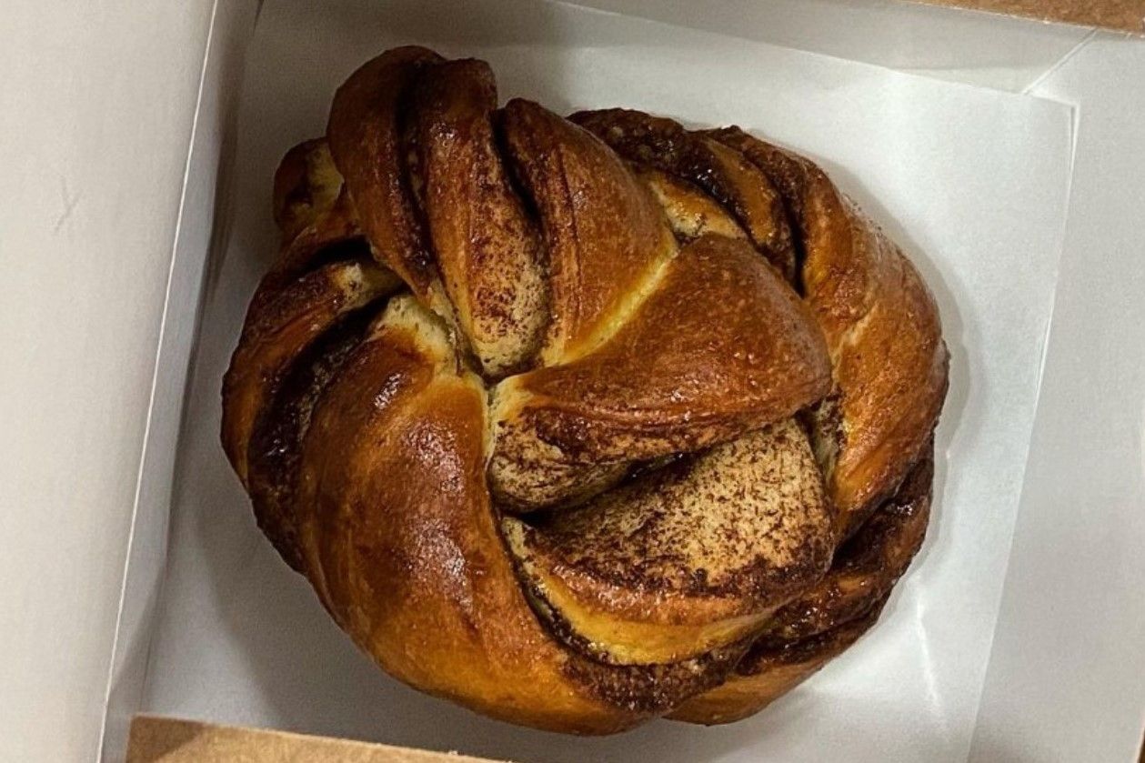 Um close de um pãozinho de canela em uma caixa