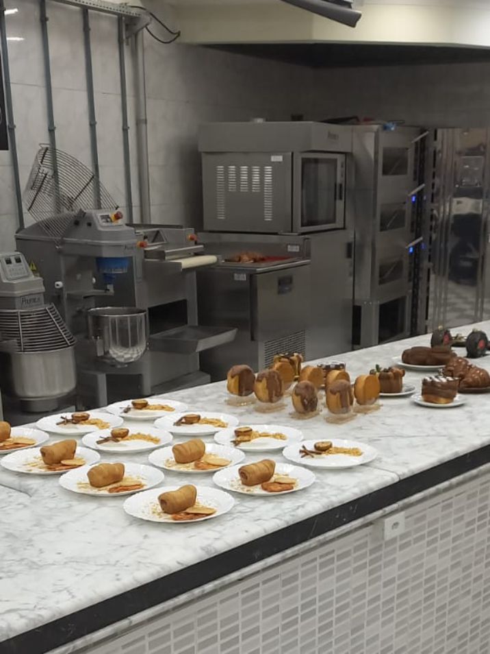 Um monte de pratos de comida em um balcão de uma cozinha