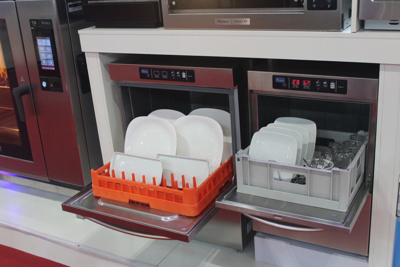 Uma máquina de lavar louça com pratos e tigelas