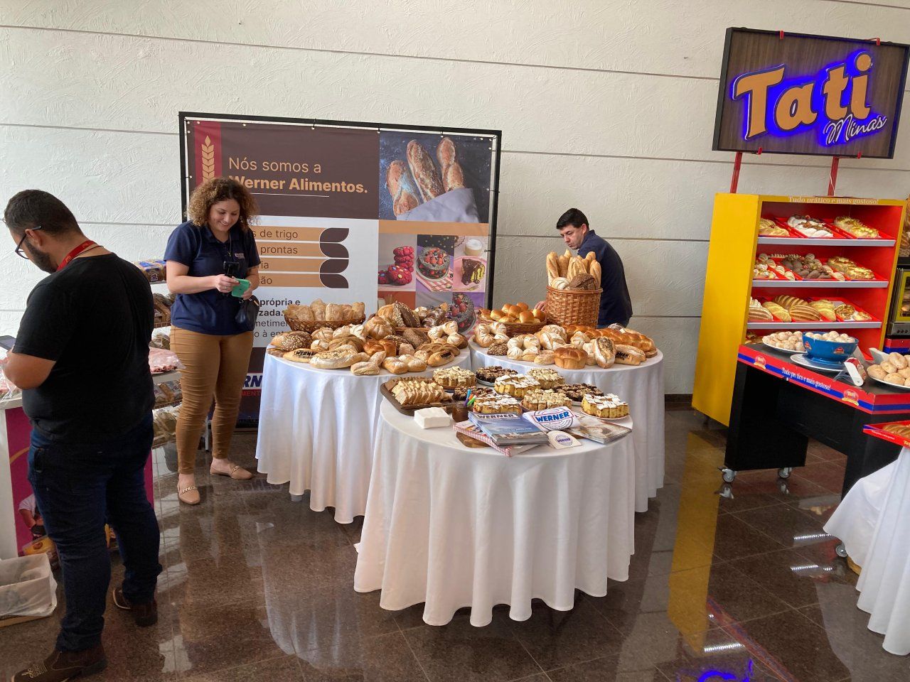 Uma exposição de comida com uma placa que diz tati