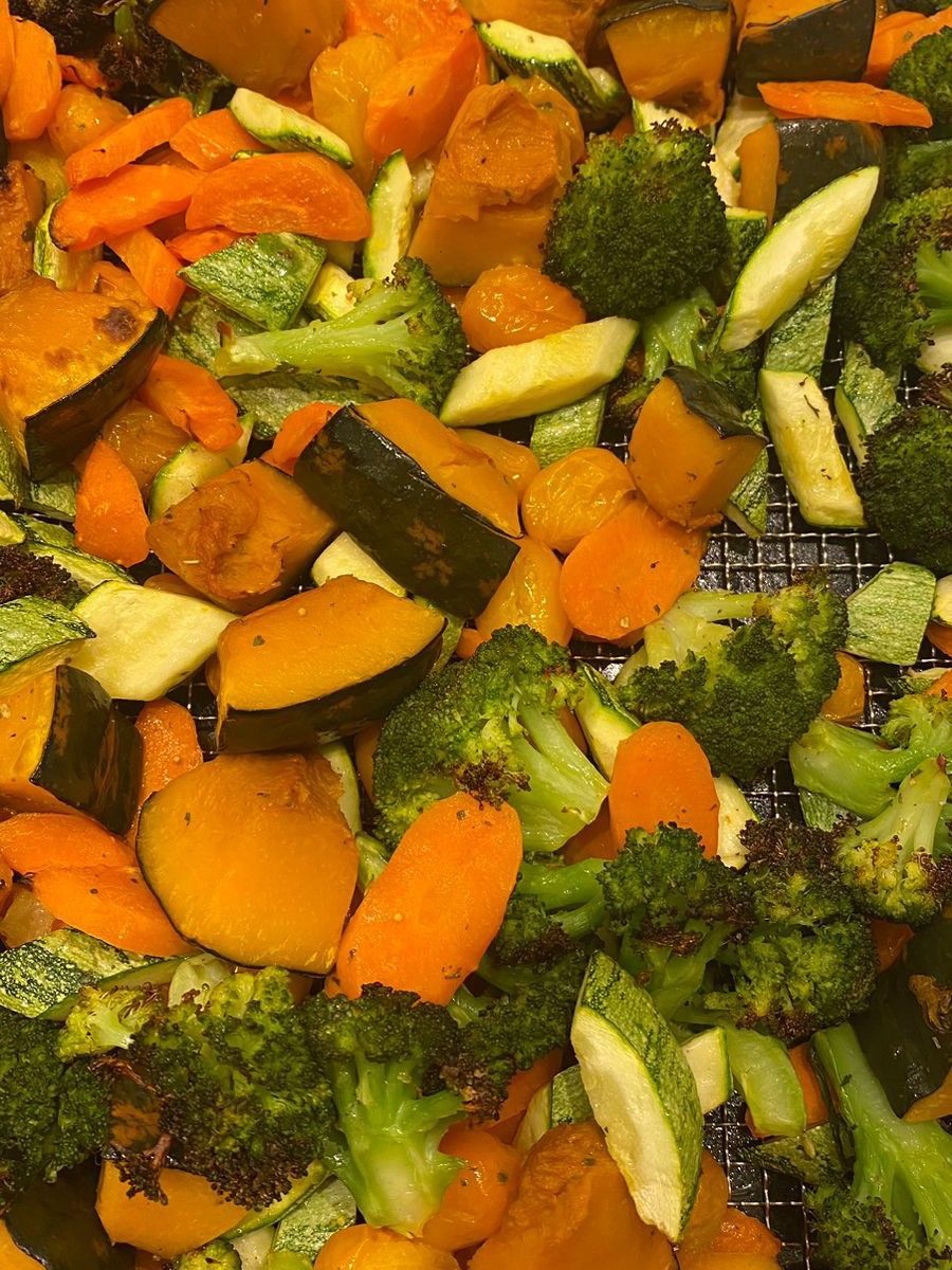 Um close de uma variedade de vegetais em uma grelha de arame.