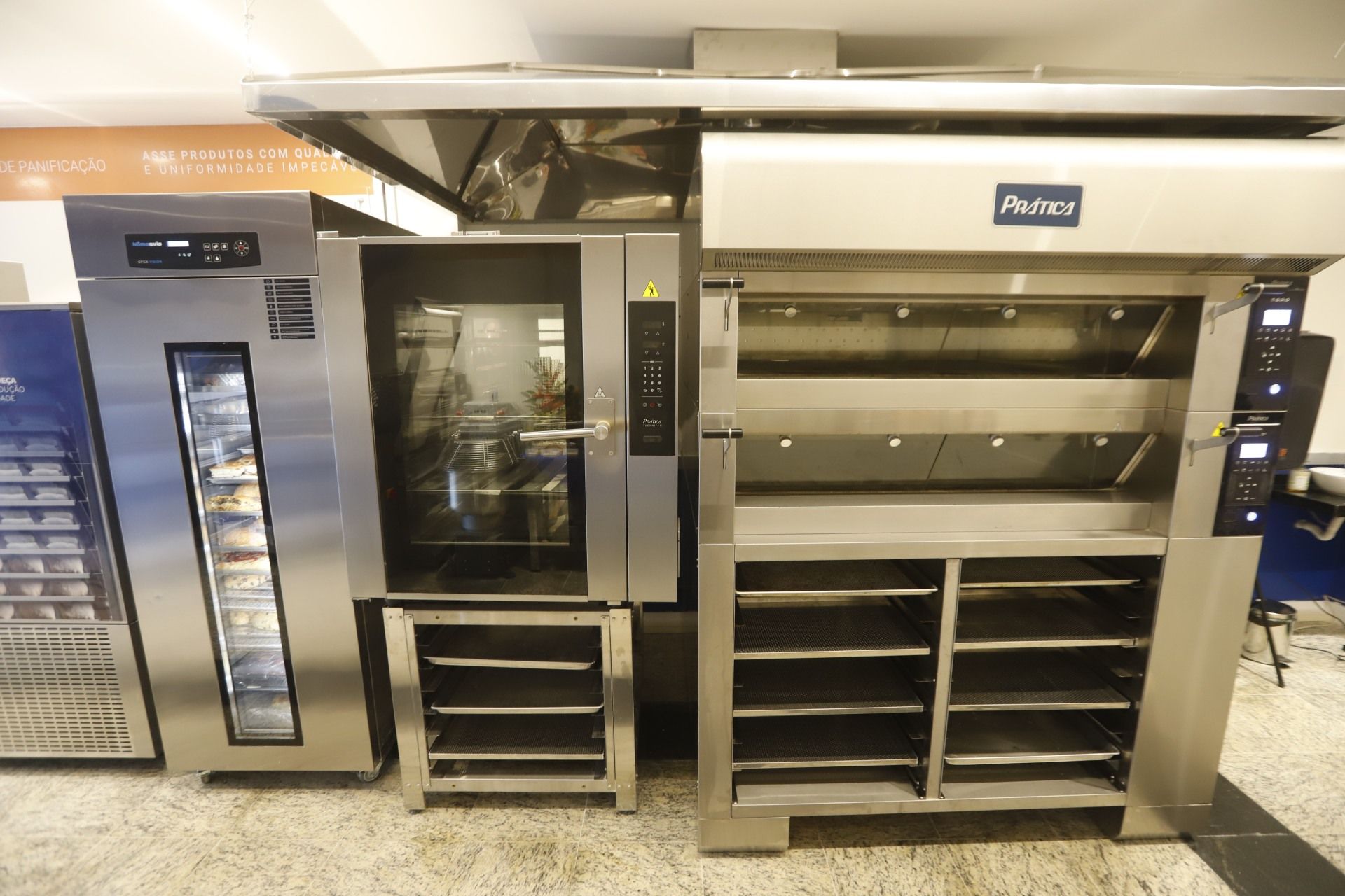 Equipamentos de padaria comercial: um armário de fermentação, forno de convecção e forno de convecção feitos de aço inoxidável.