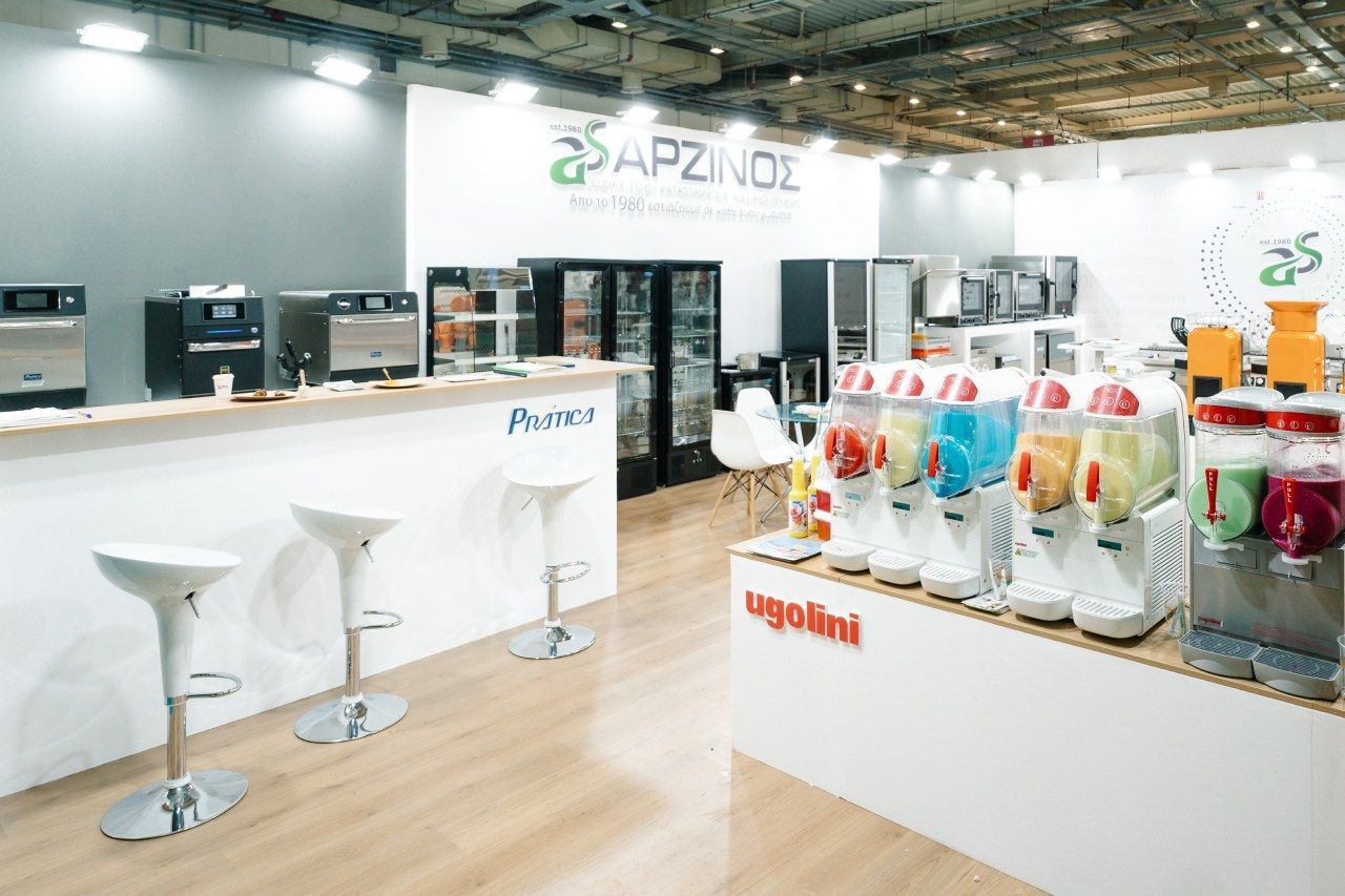 Uma sala cheia de muitos eletrodomésticos e bancos.