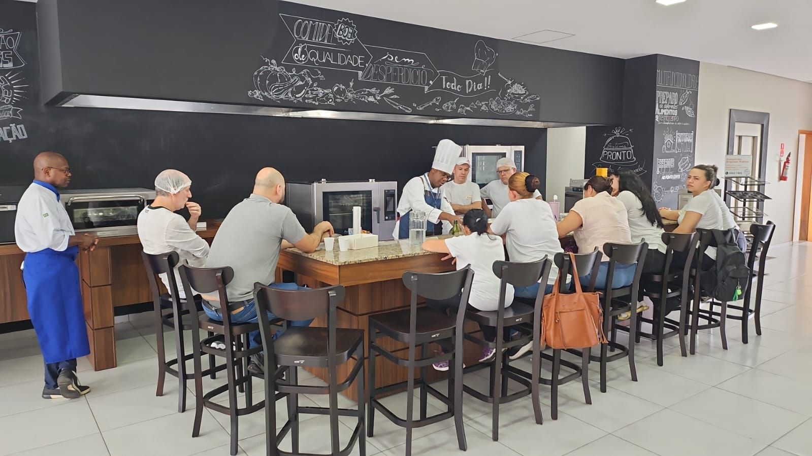 Um grupo de pessoas está sentado à mesa em um restaurante.