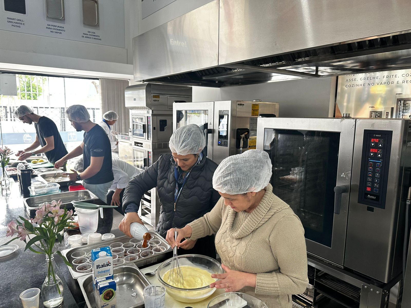 Um grupo de pessoas está preparando comida em uma cozinha.