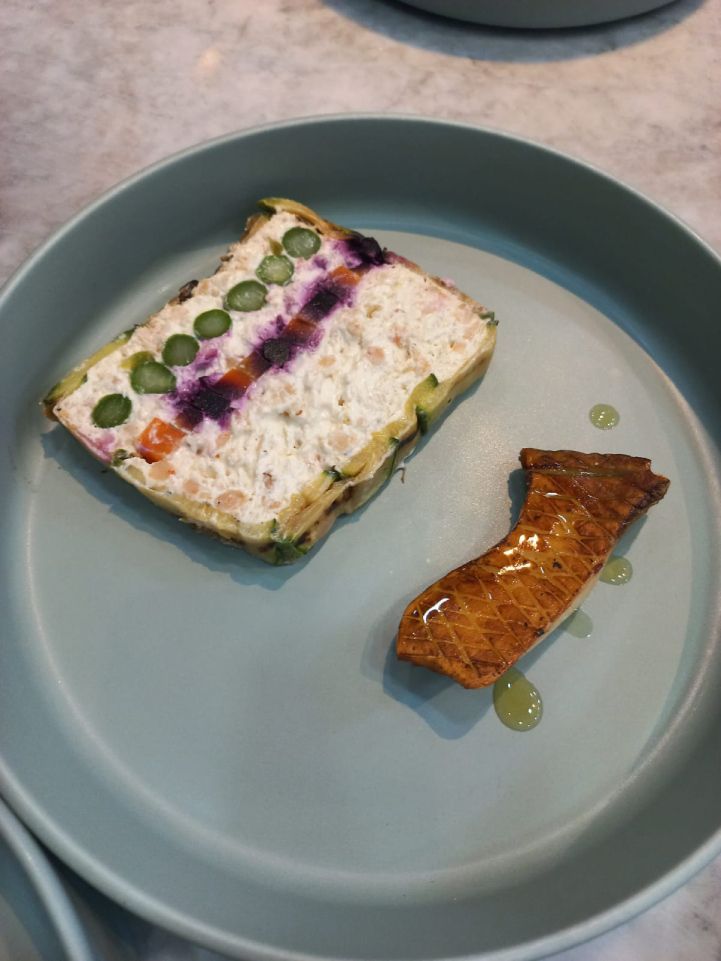 Um prato de comida com um pedaço de pão e um pedaço de carne.